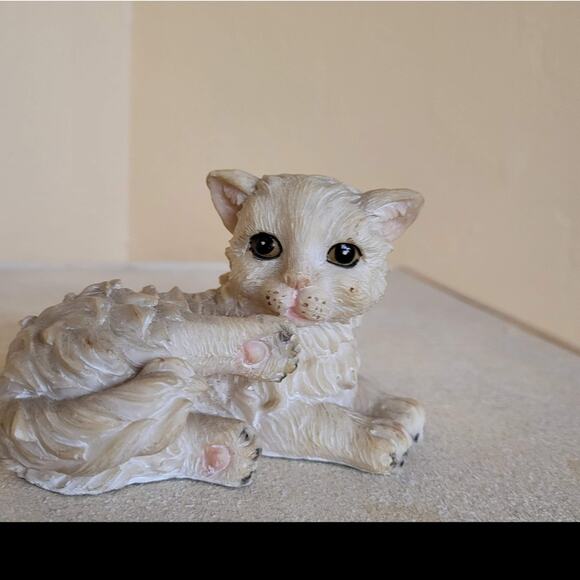 White Ceramic Persian Cat. Small, sweet cat in a waking up position. - Picture 1 of 6